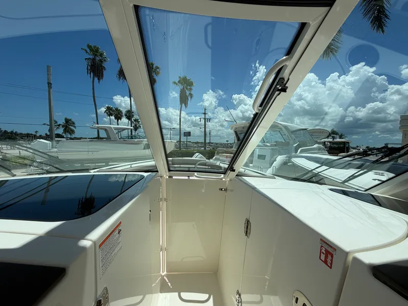 Slide: The Image of Boston Whaler 330 Vantage 2027 - 31