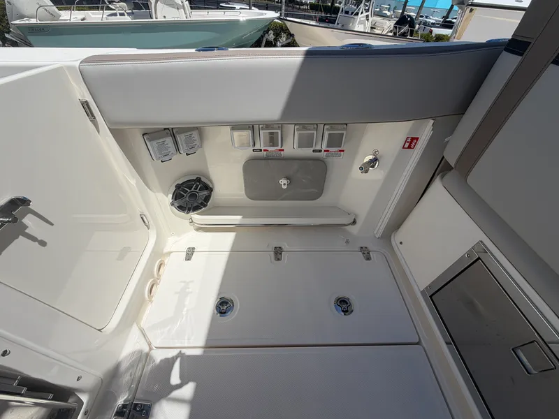 Slide: The Image of Boston Whaler 330 Vantage 2027 - 9