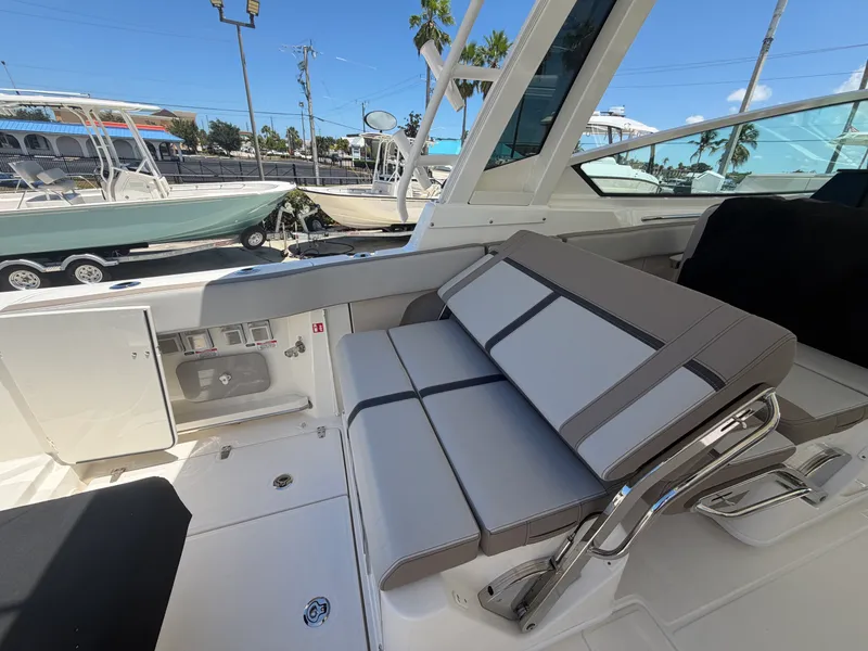 Slide: The Image of Boston Whaler 330 Vantage 2027 - 15