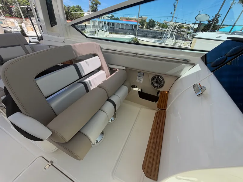 Slide: The Image of Boston Whaler 330 Vantage 2027 - 25