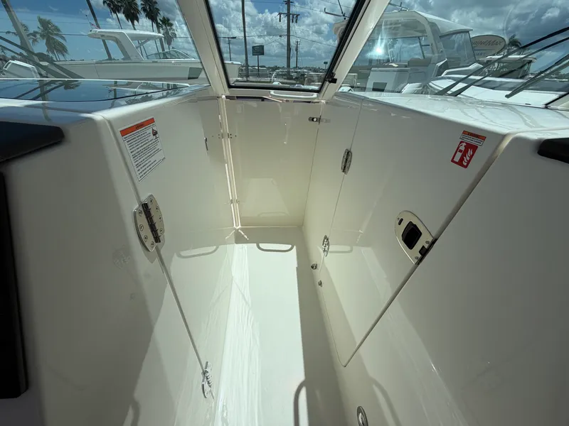 Slide: The Image of Boston Whaler 330 Vantage 2027 - 30