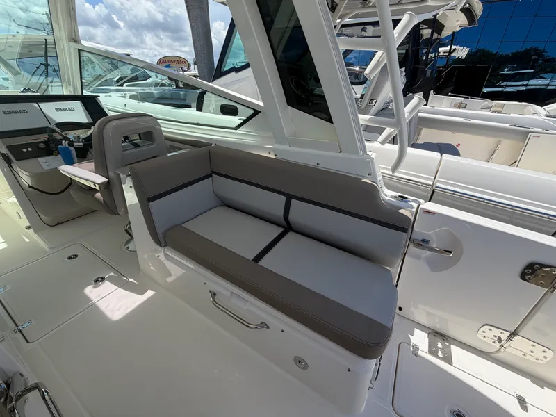 Slide: The Image of Boston Whaler 330 Vantage 2027 - 11