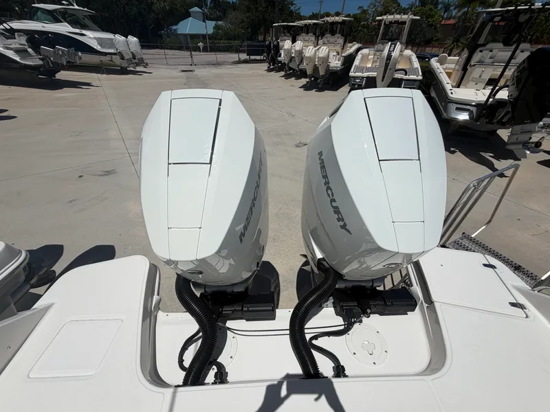 Slide: The Image of Boston Whaler 330 Vantage 2027 - 6