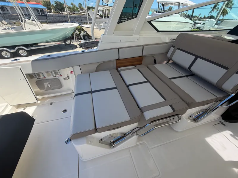 Slide: The Image of Boston Whaler 330 Vantage 2027 - 13