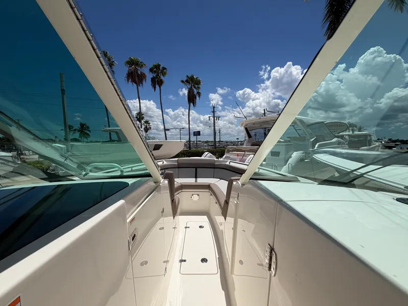 Slide: The Image of Boston Whaler 330 Vantage 2027 - 32
