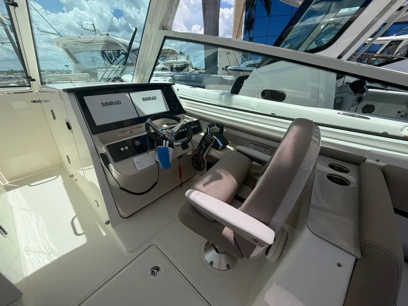Slide: The Image of Boston Whaler 330 Vantage 2027 - 18
