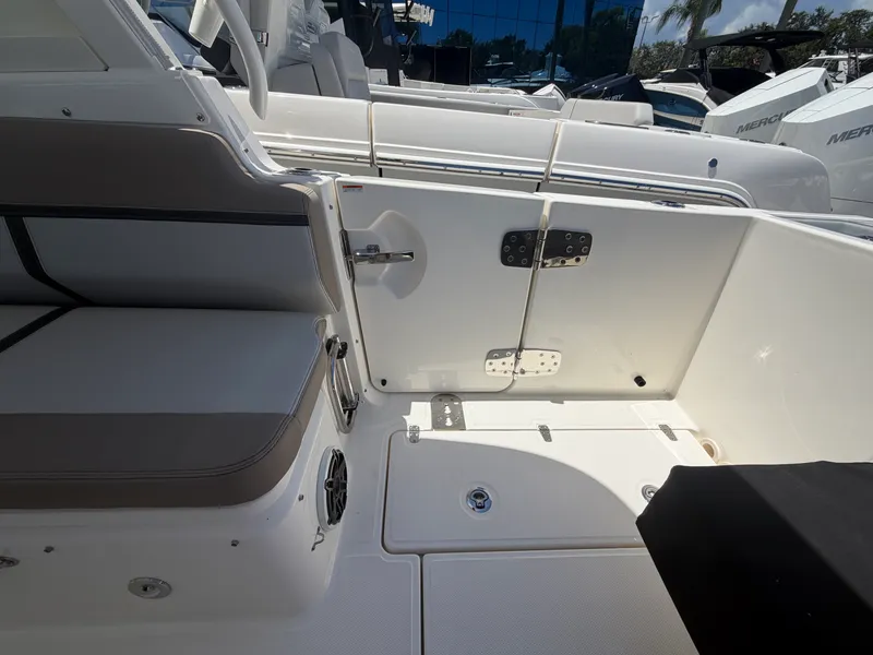 Slide: The Image of Boston Whaler 330 Vantage 2027 - 10