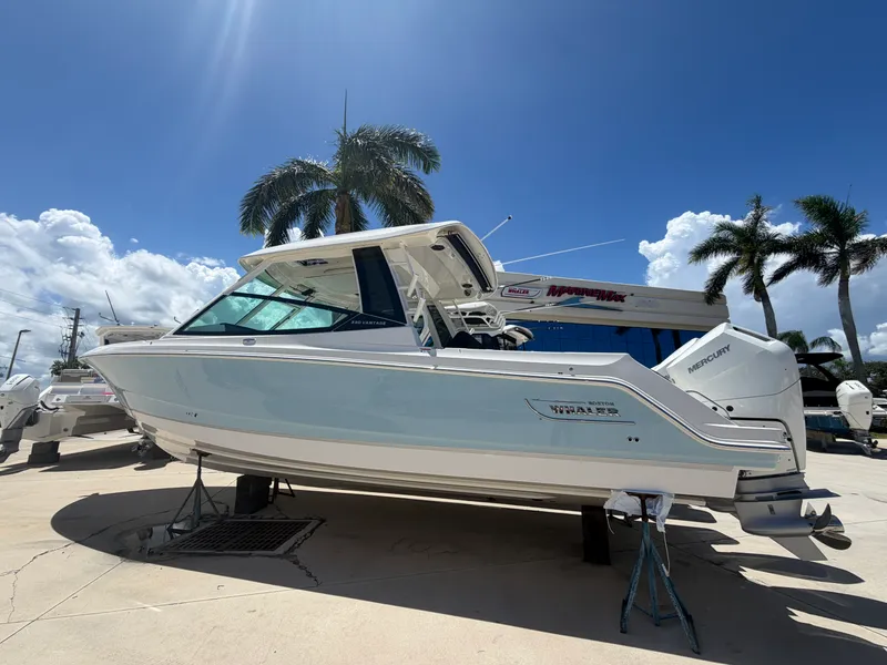The Image of Boston Whaler 330 Vantage 2027 - 0