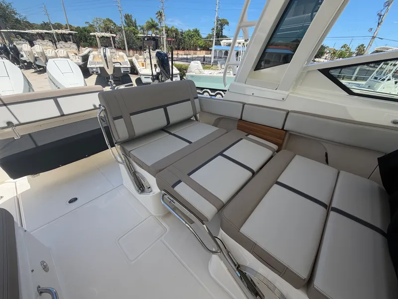 Slide: The Image of Boston Whaler 330 Vantage 2027 - 14