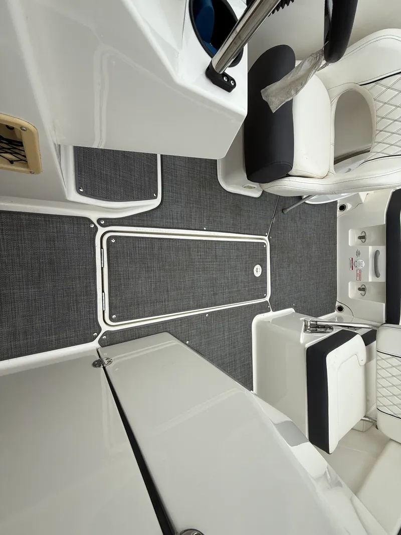 Slide: The Image of Bayliner 2250 DX 2021 - 15