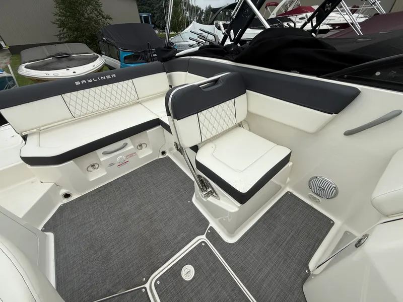 Slide: The Image of Bayliner 2250 DX 2021 - 6