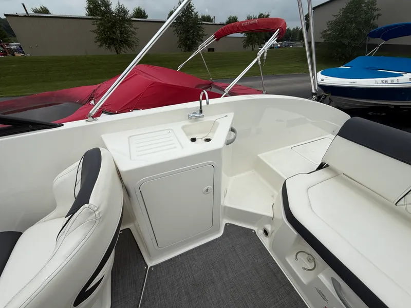Slide: The Image of Bayliner 2250 DX 2021 - 8