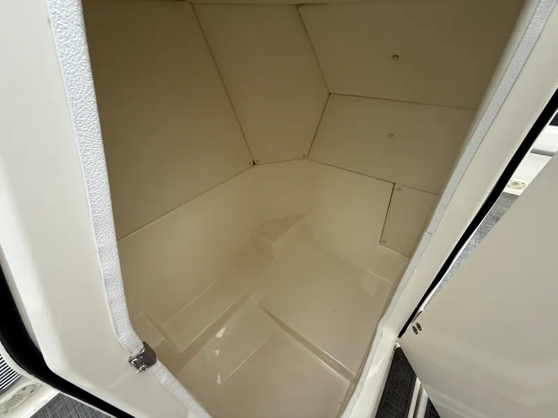 Slide: The Image of Bayliner 2250 DX 2021 - 23