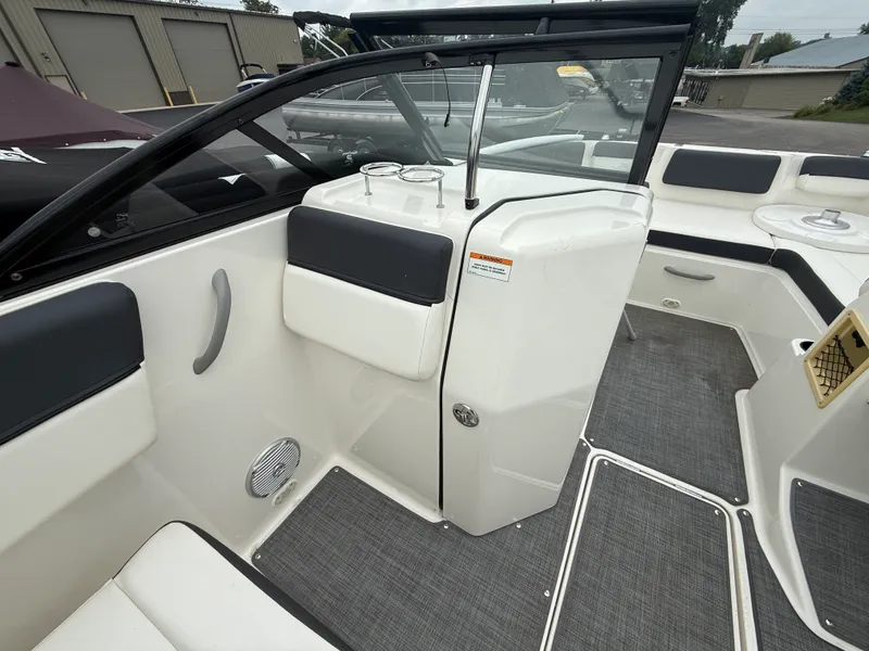 Slide: The Image of Bayliner 2250 DX 2021 - 9
