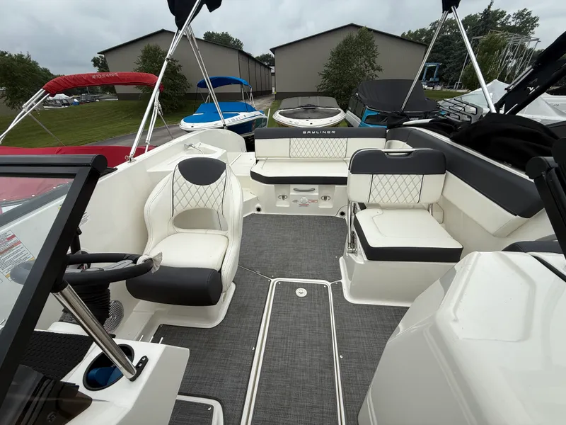 Slide: The Image of Bayliner 2250 DX 2021 - 4
