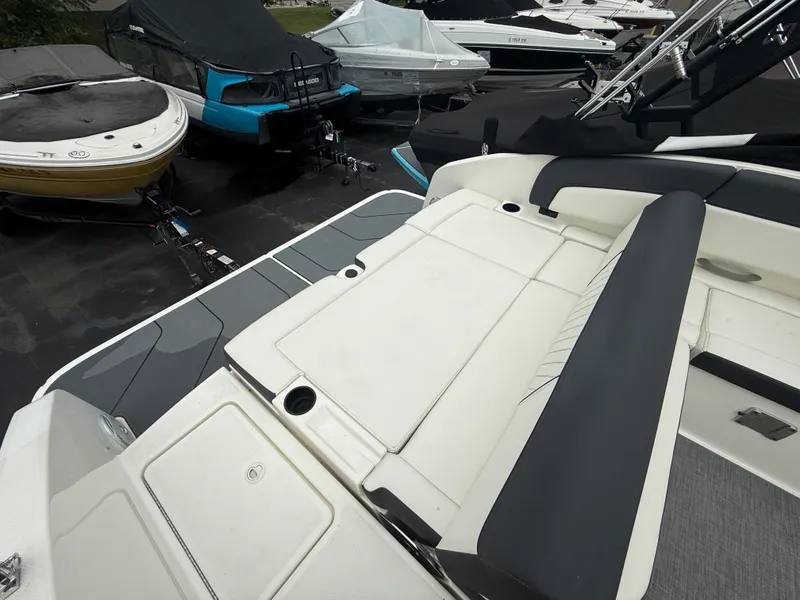 Slide: The Image of Bayliner 2250 DX 2021 - 25