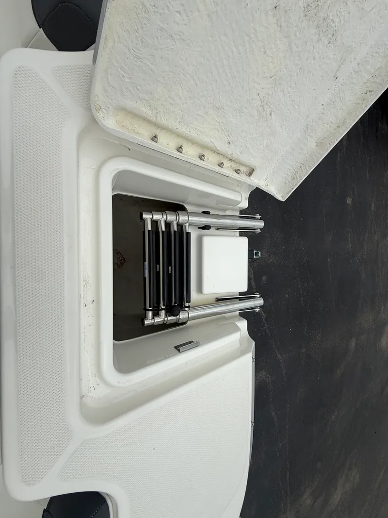 Slide: The Image of Bayliner 2250 DX 2021 - 14