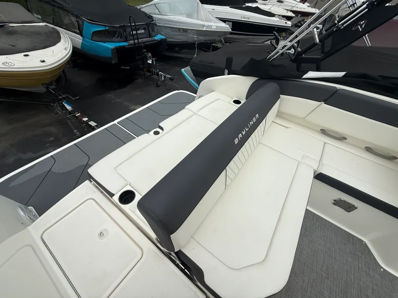 Slide: The Image of Bayliner 2250 DX 2021 - 24
