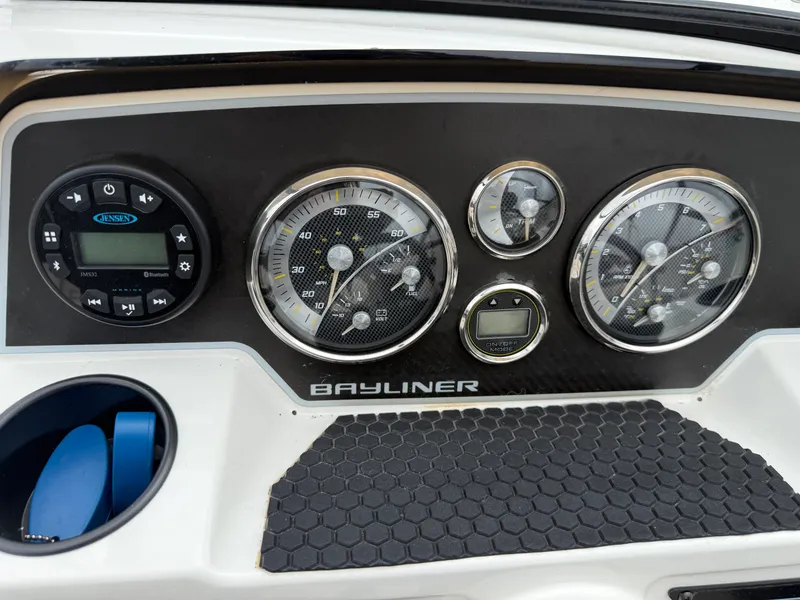 Slide: The Image of Bayliner 2250 DX 2021 - 18