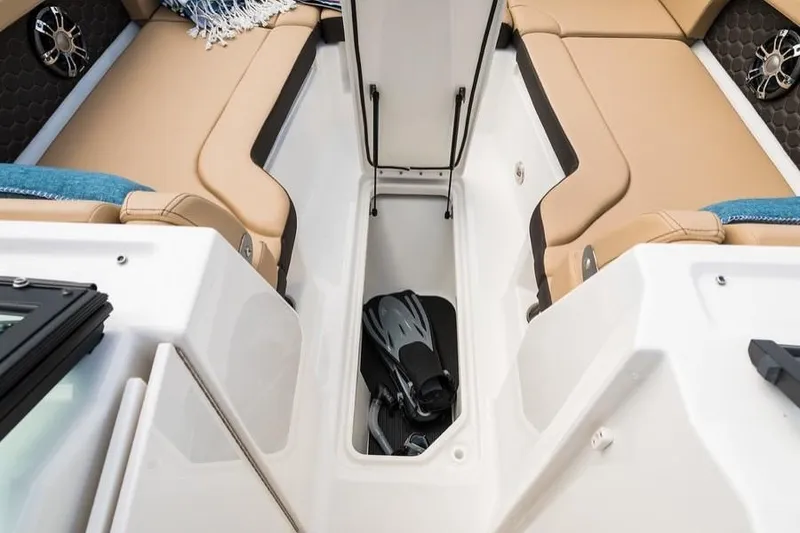 Slide: The Image of Sea Ray SDX 290 Outboard 2027 - 17