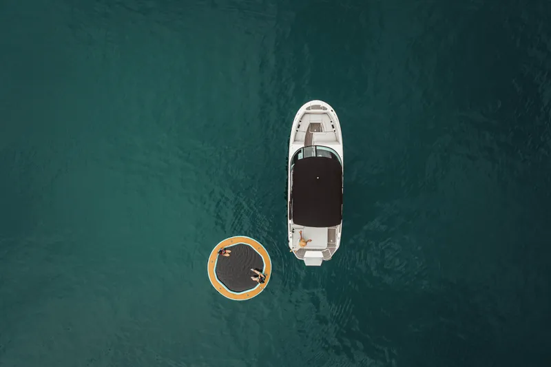 Slide: The Image of Sea Ray SDX 250 2026 - 11