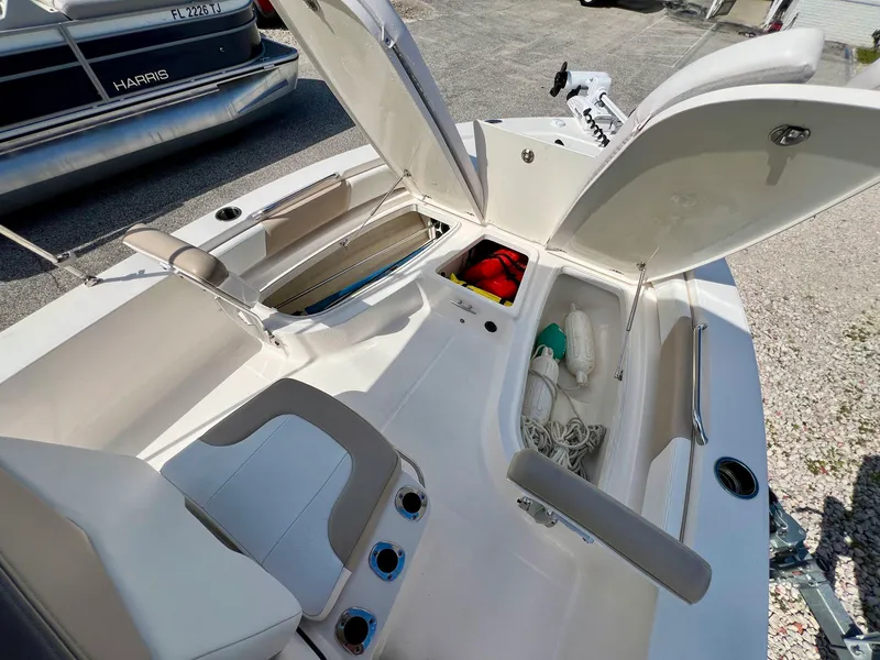 Slide: The Image of Robalo 206 Cayman 2019 - 16