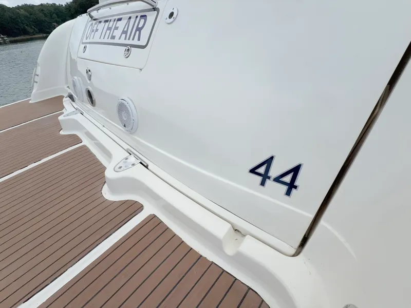 Slide: The Image of Sea Ray 44 SUNDANCER 2006 - 12
