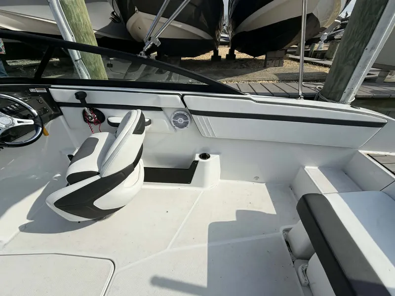 Slide: The Image of Monterey M225 2019 - 9