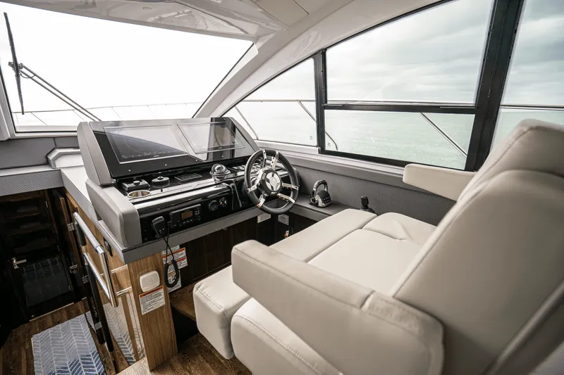 Slide: The Image of Cruisers Yachts 54 CANTIUS 2022 - 12