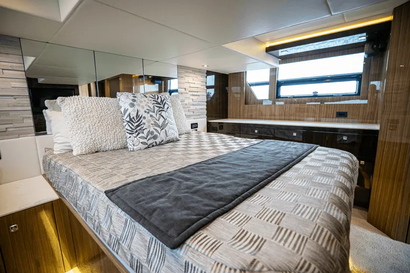 Slide: The Image of Cruisers Yachts 54 CANTIUS 2022 - 17