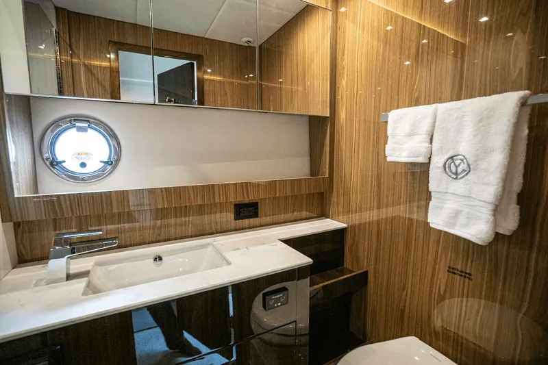 Slide: The Image of Cruisers Yachts 54 CANTIUS 2022 - 27