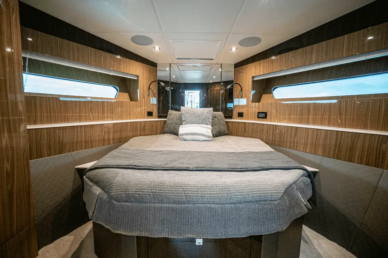 Slide: The Image of Cruisers Yachts 54 CANTIUS 2022 - 29