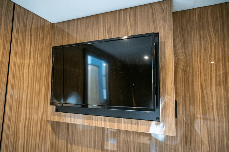 Slide: The Image of Cruisers Yachts 54 CANTIUS 2022 - 32