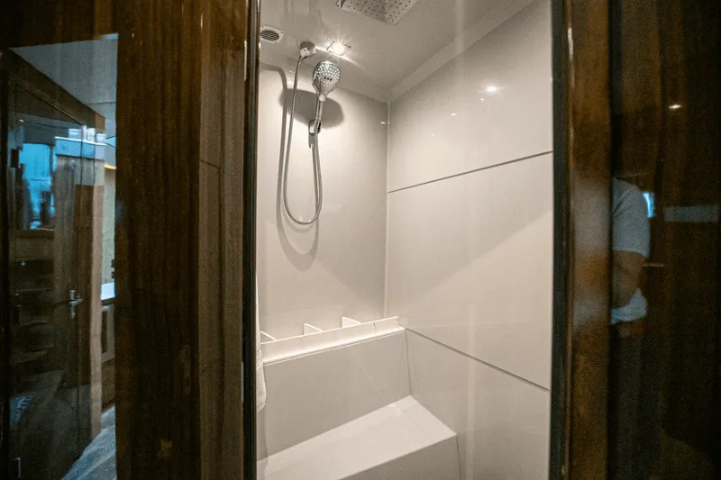 Slide: The Image of Cruisers Yachts 54 CANTIUS 2022 - 37