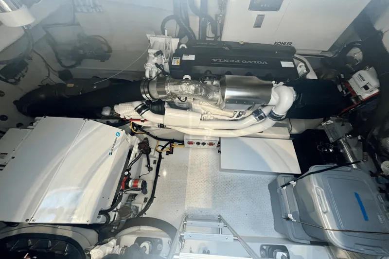 Slide: The Image of Cruisers Yachts 54 CANTIUS 2022 - 43