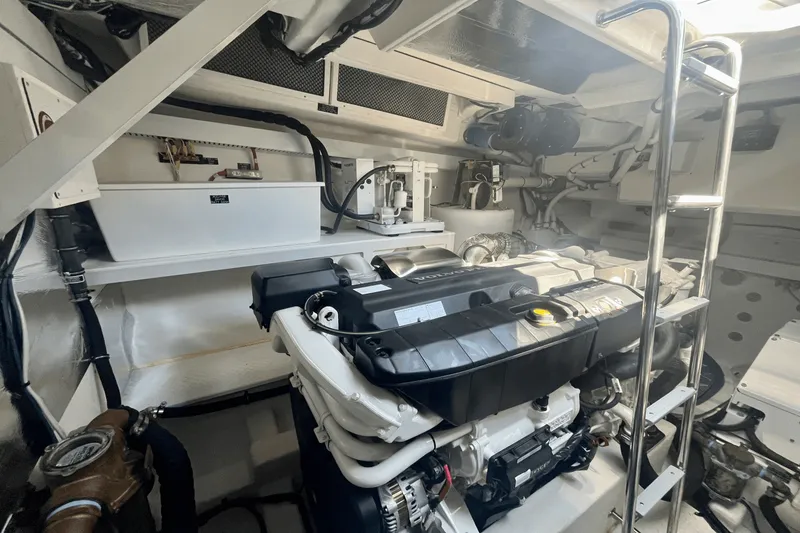 Slide: The Image of Cruisers Yachts 54 CANTIUS 2022 - 47