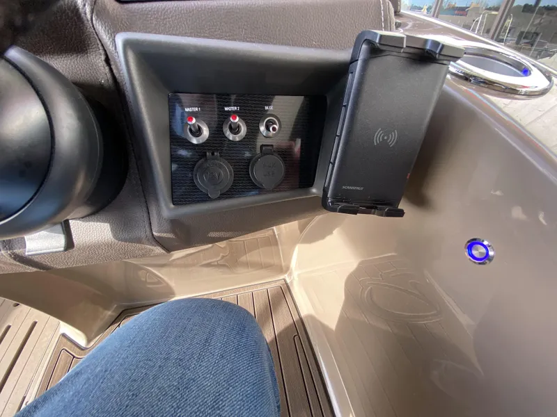 Slide: The Image of Control panel and phone holder in 2023 Veranda VTX 22RC boat. - 25