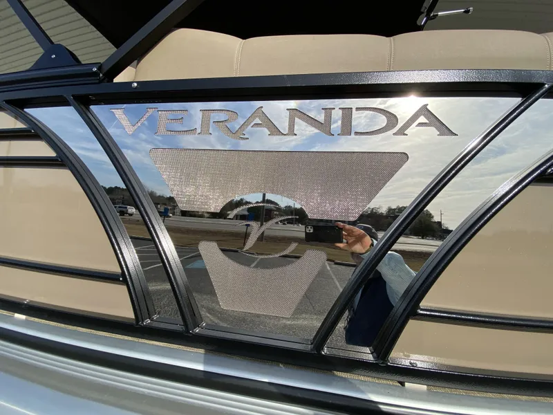 Slide: The Image of 2023 Veranda VTX 22RC logo on boat exterior. - 8