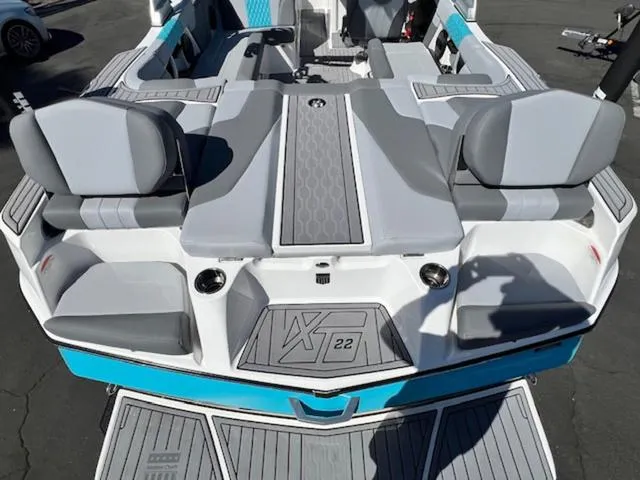 Slide: The Image of MasterCraft XT22 2023 - 10