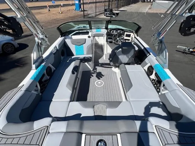 Slide: The Image of MasterCraft XT22 2023 - 11