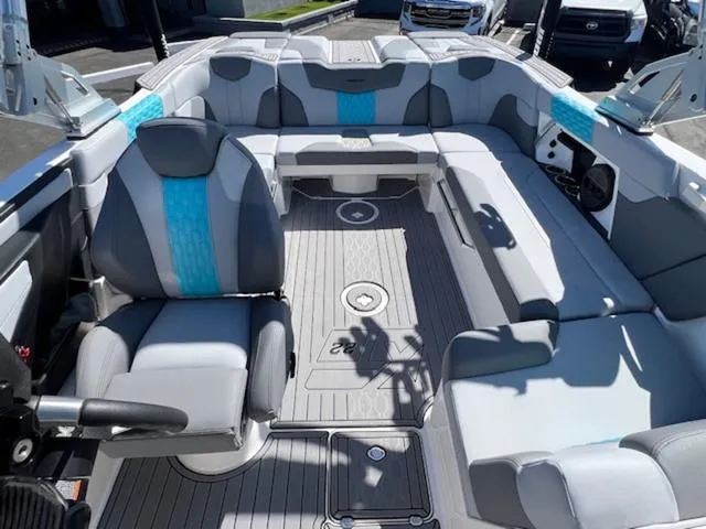 Slide: The Image of MasterCraft XT22 2023 - 18