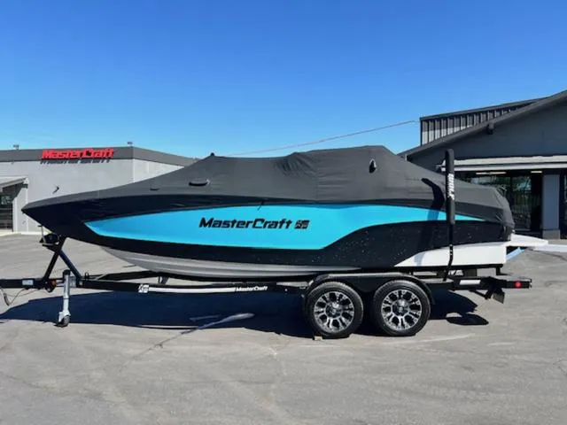 Slide: The Image of MasterCraft XT22 2023 - 22