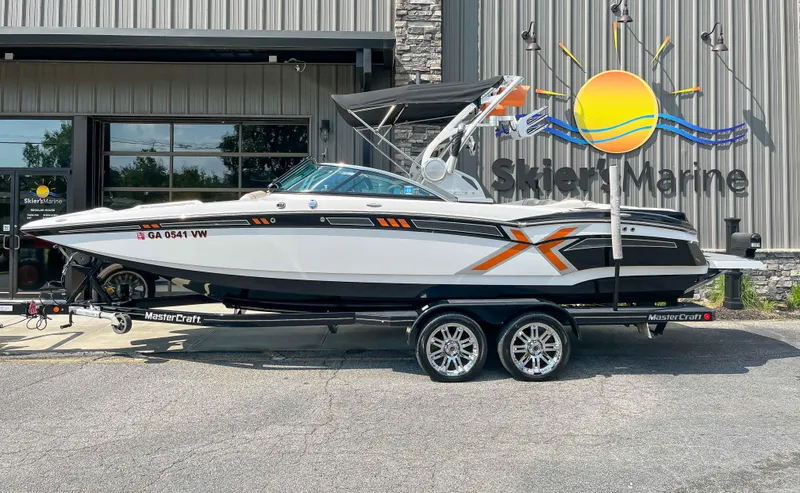 The Image of 2013 MasterCraft XStar boat on trailer outside Skier's Marine dealership. - 0