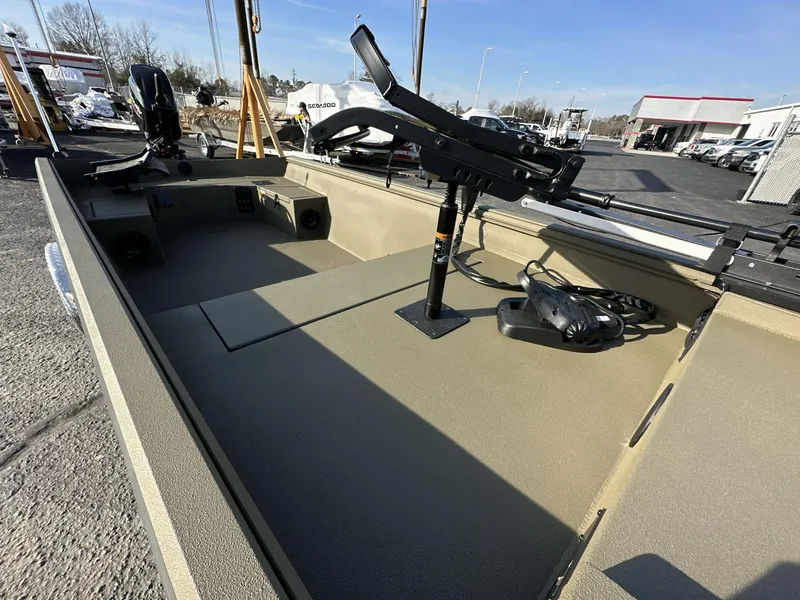 Slide: The Image of 2023 Thor Lake Hammer Elite boat interior with mounted equipment. - 5