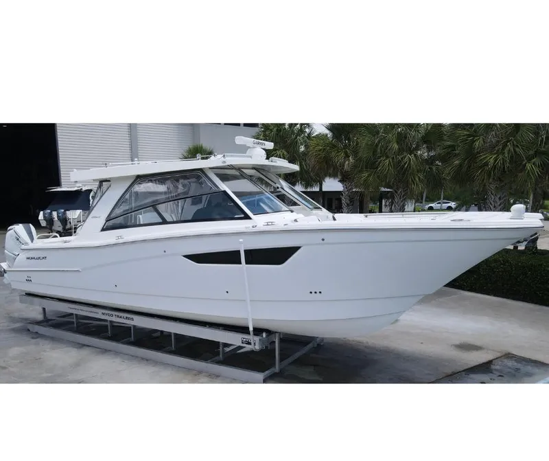 Slide: The Image of 2021 World Cat 400 DC-X boat on display, side view. - 0