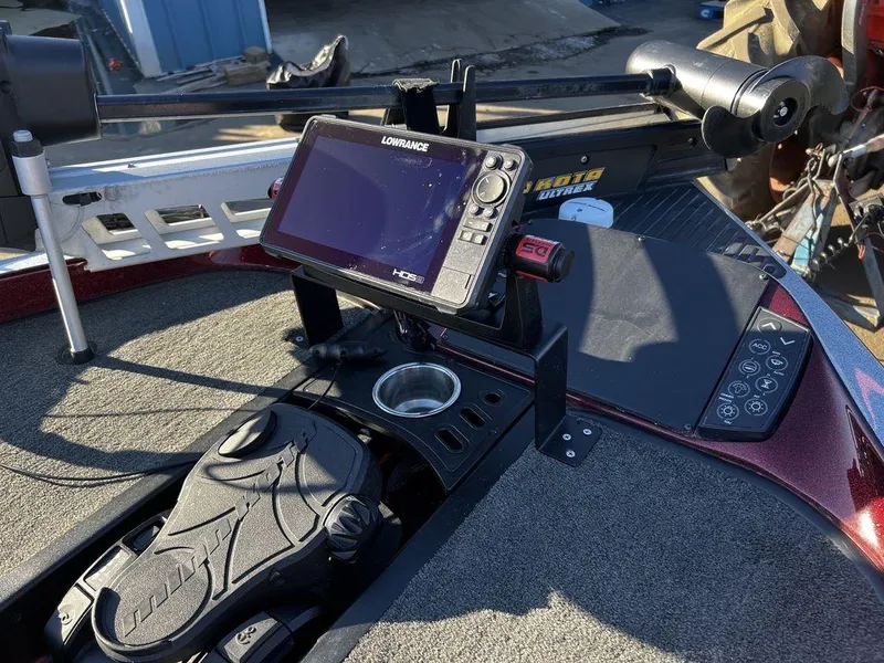 Slide: The Image of 2018 Ranger Z519C boat dashboard with Lowrance fishfinder and control panel. - 10