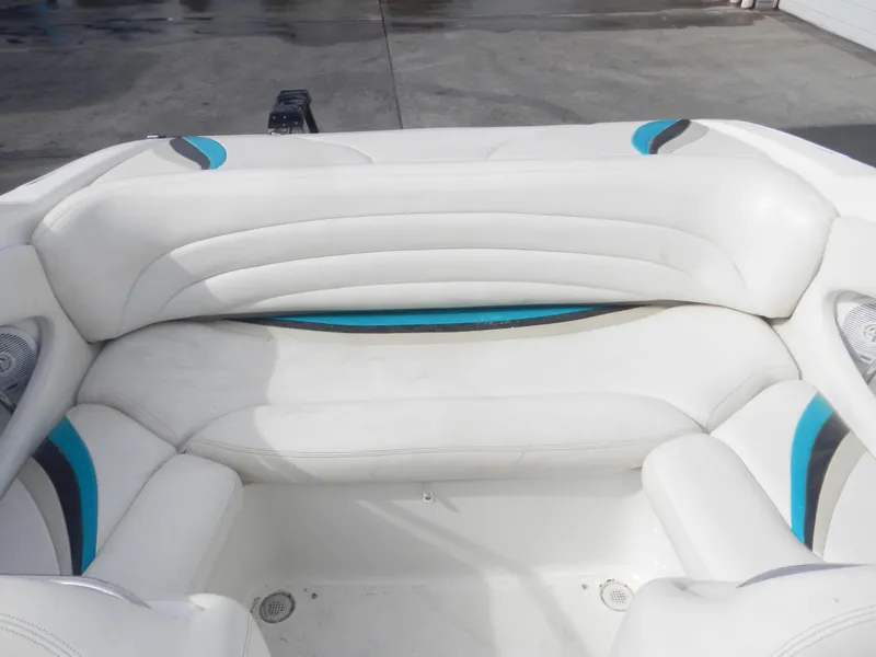 Slide: The Image of Wellcraft EXCALIBUR 2000 boat interior with white and blue seating. - 13