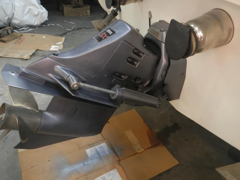 Slide: The Image of Outboard motor of a 2000 Wellcraft EXCALIBUR boat on a workshop floor. - 17