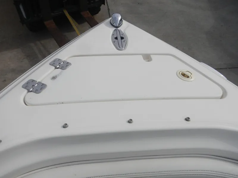 Slide: The Image of Bow of 2000 Wellcraft EXCALIBUR boat with storage compartment and cleat. - 5