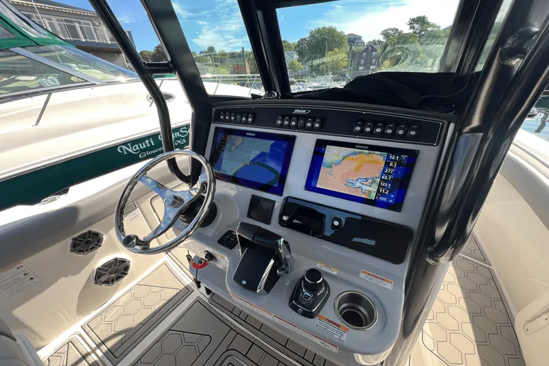 Slide: The Image of Boston Whaler 280 OUTRAGE 2024 - 10
